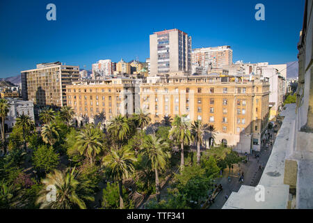 Santiago, Chile - Dec 29, 2018: Blick auf die Plaza de Armas der Hauptplatz in Santiago de Chile am Sonntag Nachmittag wenn Menschen ruhen auf den Platz. Stockfoto