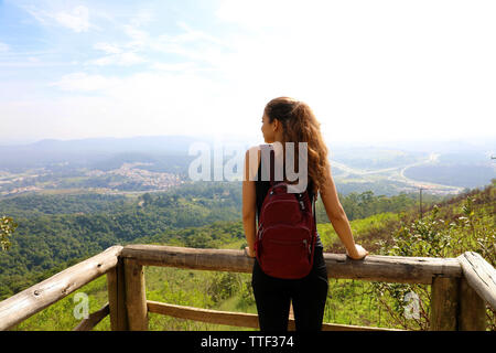 Wanderer mit Rucksack genießen Aussicht von jaragua Peak, Sao Paulo, Brasilien Stockfoto