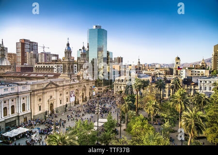 Santiago, Chile - Dec 29, 2018: Blick auf die Plaza de Armas und die Kathedrale von Santiago in Chile. Kathedrale von Santiago ist der Sitz Stockfoto