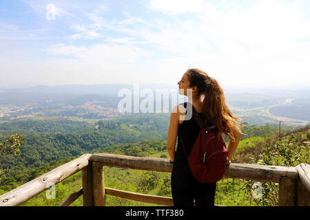 Wanderer mit Rucksack genießen Aussicht von jaragua Peak, Sao Paulo, Brasilien Stockfoto