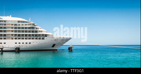 Seitenansicht und Bug eines angedockten Kreuzfahrtschiff an einem Sommertag mit klaren blauen Himmel Stockfoto