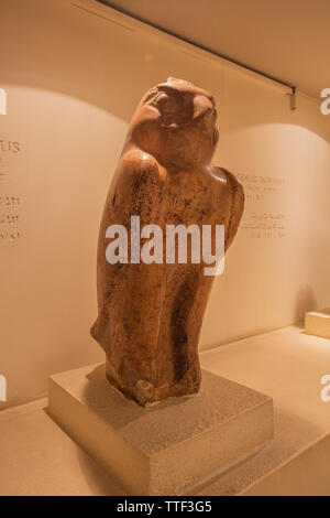 Editorial: Luxor, Ägypten, 16. Oktober 2018 - Bird Statue des Horus in der Luxor Museum Stockfoto