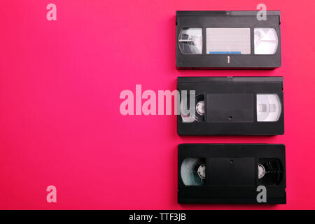 Satz von alten Videokassetten auf rotem Hintergrund Stockfoto