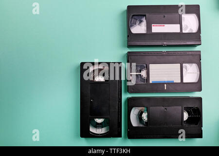Satz von alten Videokassetten auf Türkisfarbenem Hintergrund Stockfoto