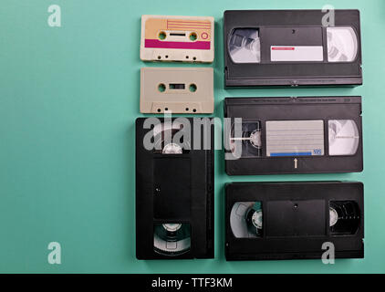 Satz von alten Audio- und Videokassetten auf Türkisfarbenem Hintergrund Stockfoto