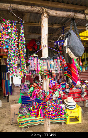 Traditionelle Handwerkskunst auf dem Markt in der Hauptstraße von Uyuni, Bolivien. Stockfoto