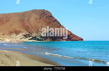 Wunderschöne Aussicht auf Playa de la Tejita mit Montana Roja (Roter Berg). La Tejita Strand in El Medano, Teneriffa, Kanarische Inseln, Spanien. Stockfoto