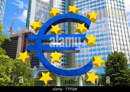 Wirtschaft und Finanzen-Konzept mit riesigen Euro-Zeichen am Sitz der Europäischen Zentralbank morgens, Geschäftsviertel in Frankfurt Am Main, Deutschland Stockfoto