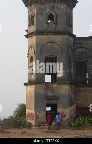 Zwei indische Mädchen stehen unter den Ruinen eines indischen Dynastie Stockfoto