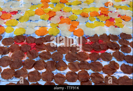 Papadum eine Indische leckeren Snack essen Los Stockfoto