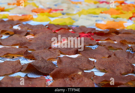 Papadum eine Indische leckeren Snack essen Los Stockfoto