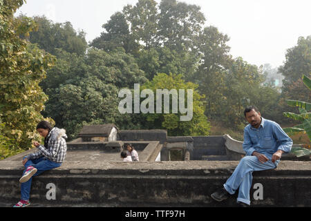 Indische Familie genießen Sie auf der Dachterrasse in einem Wintermorgen. Stockfoto