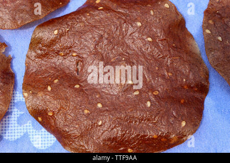 Papadum eine Indische leckeren Snack essen Los Stockfoto