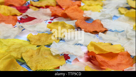 Papadum eine Indische leckeren Snack essen Los Stockfoto