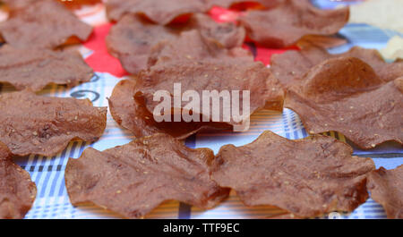 Papadum eine Indische leckeren Snack essen Los Stockfoto