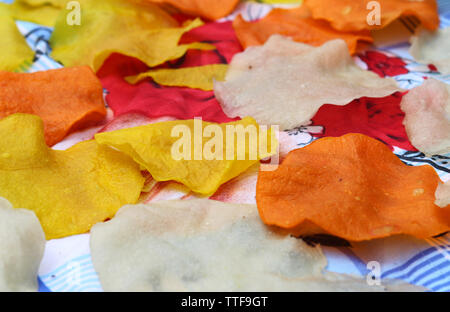 Papadum eine Indische leckeren Snack essen Los Stockfoto