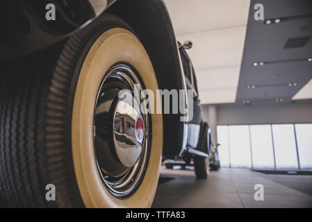 Nahaufnahme und Seitenansicht des Classic Car indoor Stockfoto