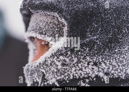 Nahaufnahme von Mann mit gefrorenen Kleidung bei sehr kaltem Wetter Stockfoto