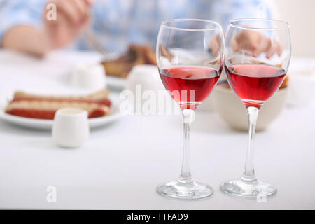Abendessen mit Gläsern Wein auf leicht verschwommenen Hintergrund Stockfoto