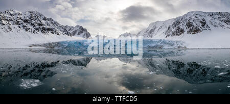 Spiegelbild Panorama des blauen Gletschereis, Berge und Wolken des Kongsfjorden Kongsvegen Gletscher, Fjorde, Spitzbergen, und der Archipel zwisch Stockfoto