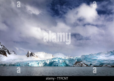 Berge, Schnee und blau Eiszeit die Gletscher iceof Smeerenburg, Svalbard, und der Archipel zwischen dem norwegischen Festland und dem Nordpol. Stockfoto