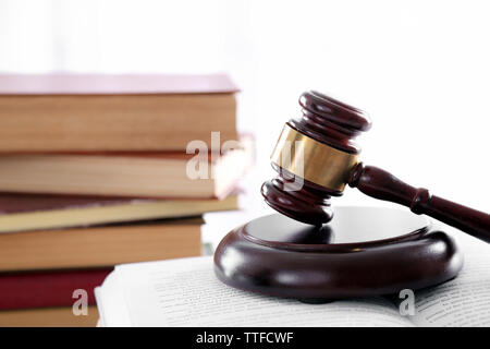 Hammer mit Stapel Bücher auf leichten unscharfen Hintergrund Stockfoto