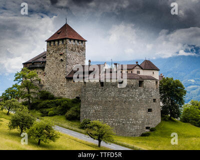 Vaduz, FL/Liechtenstein - 16. Juni 2019: Blick auf das historische Schloss Vaduz in der Hauptstadt des Fürstentums Liechtenstein an einem bewölkten Summe Stockfoto