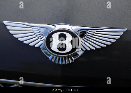 Monte Carlo, Monaco - 16. Juni 2019: Shining Bentley Winged 'B'-Logo (Emblem) auf der Motorhaube eines Schwarzen Auto in Monte-Carlo, Monaco. Nähe zu sehen. Stockfoto