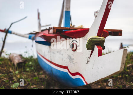 Detail einer traditionellen Indonesien Boot (Jukung) auf einem Strand in Bali. Stockfoto