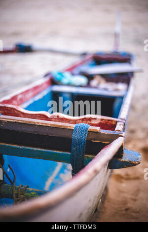 Kleine traditionelle indonesische Boot (Jukung) auf einem Strand in Bali. Stockfoto