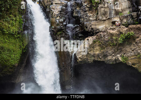 Touristische genießen Tegenungan Wasserfall in Bali, Indonesien Stockfoto