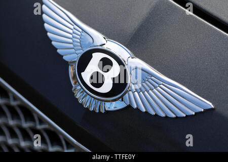 Monte Carlo, Monaco - 16. Juni 2019: Bentley Winged 'B'-Logo (Emblem) auf der Motorhaube eines luxuriösen Britischen schwarzen Auto in Monte-Carlo, Monaco. Nähe zu sehen. Stockfoto