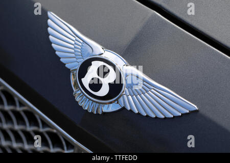 Monte Carlo, Monaco - 16. Juni 2019: Berühmte Bentley Winged 'B'-Logo (Emblem) auf der Motorhaube eines luxuriösen Britischen schwarzen Auto in Monte-Carlo, Monaco. Schließen Stockfoto
