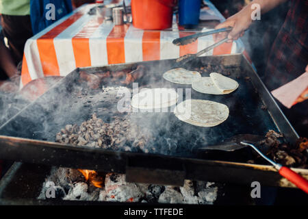 Tacos in Mexiko City Market gemacht werden Stockfoto