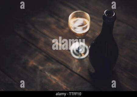 Hohe Betrachtungswinkel und der Flasche Wein mit Weinglas auf hölzernen Tisch Stockfoto