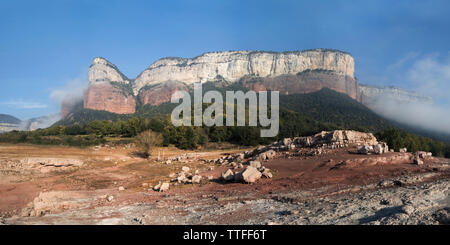 Die Klippen von 'Els Munts" in der Panta de Sau Stockfoto