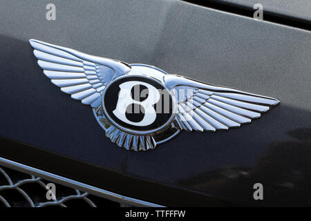 Monte Carlo, Monaco - 16. Juni 2019: Berühmte Bentley Winged 'B'-Logo (Emblem) auf der Motorhaube eines Schwarzen Auto in Monte-Carlo, Monaco. Nähe zu sehen. Stockfoto