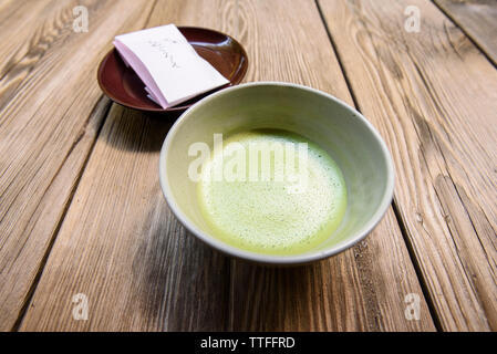 Hohe Betrachtungswinkel von Matcha Tee auf dem Tisch Stockfoto