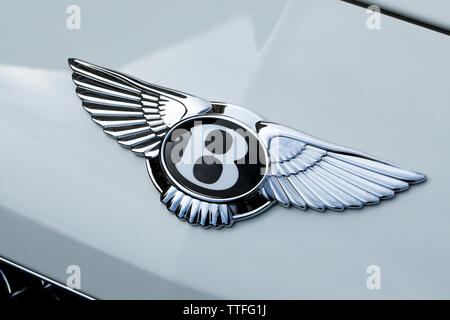 Monte Carlo, Monaco - 16. Juni 2019: Berühmte Bentley Winged 'B'-Logo (Emblem) auf der Motorhaube eines luxuriösen Britischen weißes Auto in Monte-Carlo, Monaco. Schließen Stockfoto
