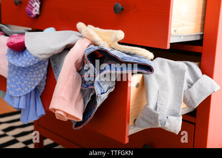 Stapel von Kleidung in offenen Schublade, in der Nähe Stockfoto