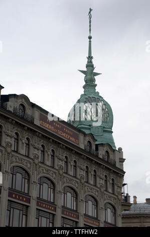 St. Petersburg, Russland, Globus und die Turmspitze auf dem Sänger Gebäude am Newski-Prospekt an einem bewölkten Tag Stockfoto