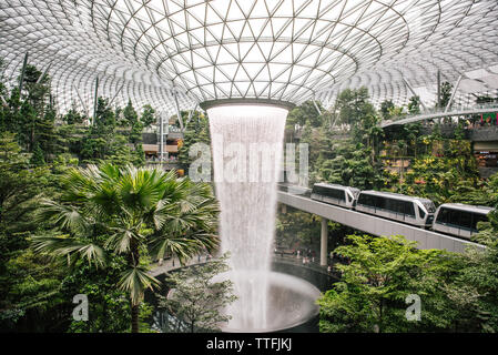 Wasserfall bei Juwel Changi Airport in Singapur Stockfoto