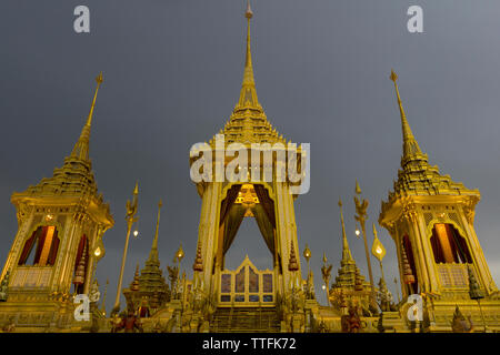 Low Angle View von Royal Krematorium gegen bewölkter Himmel Stockfoto