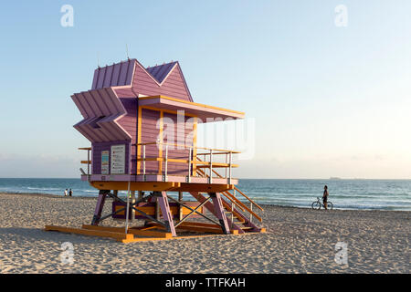 Iconic Lifeguard Tower am Strand von South Beach in Miami Beach Stockfoto