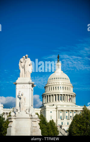 Malerische westlichen Sicht der United States Capitol Building dominiert von der Peace Monument mit üppigen Sommer Laub in Washington DC, USA Stockfoto