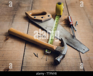 Woodworking Tools auf einem hölzernen Tisch verstreut. Stockfoto