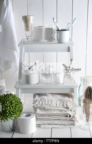 Accessoires auf Holz Wand Hintergrund Stockfoto