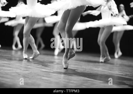 Anmutige ballerinas Füße tanzen auf Pointe auf der Bühne während einer Performance Stockfoto