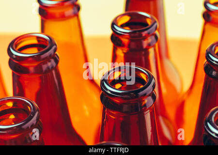 Sitzung der leeren und braunen Glasflaschen für Werbeaufnahmen Stockfoto