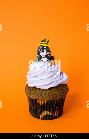 Schönes halloween Cupcake mit einem Cheshire cat auf Butter Creme Stockfoto